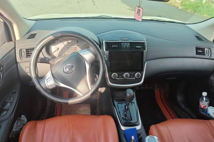 Used Nissan Tiida 2024 1.6L CVT Cool Dynamic Edition Center Console
