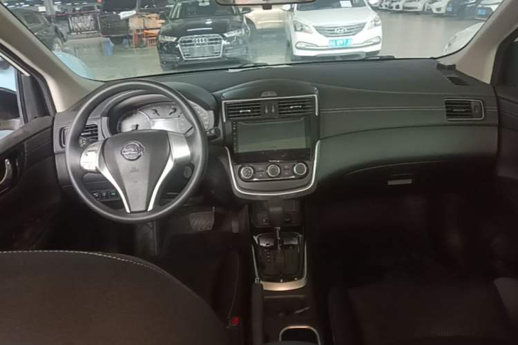 Used Nissan Tiida 2024 1.6L CVT Cool Dynamic Edition Center Console