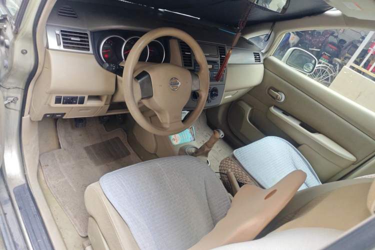 Used Nissan Tiida Sedan 2005 1.6L Center Console