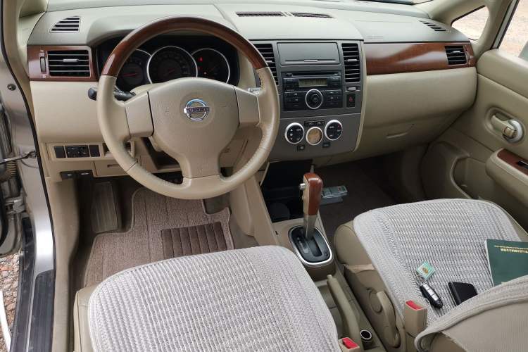 Used Nissan Tiida Sedan 2005 1.6JE AT Center Console