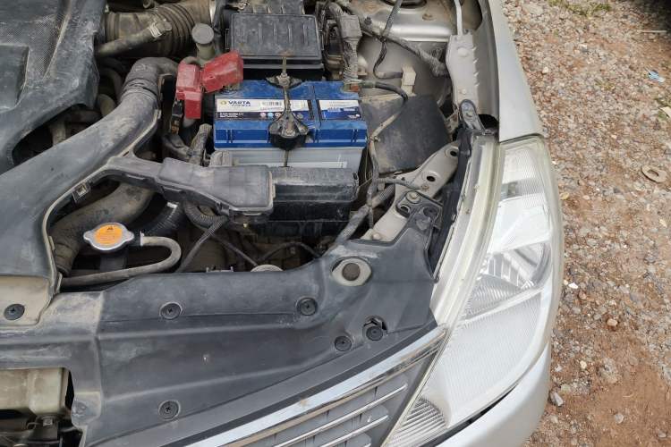 Used Nissan Tiida Sedan 2005 1.6JE AT Engine Bay Left