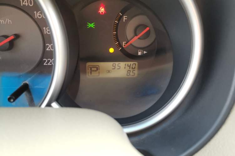 Used Nissan Tiida Sedan 2005 1.6JE AT Odometer Close Up