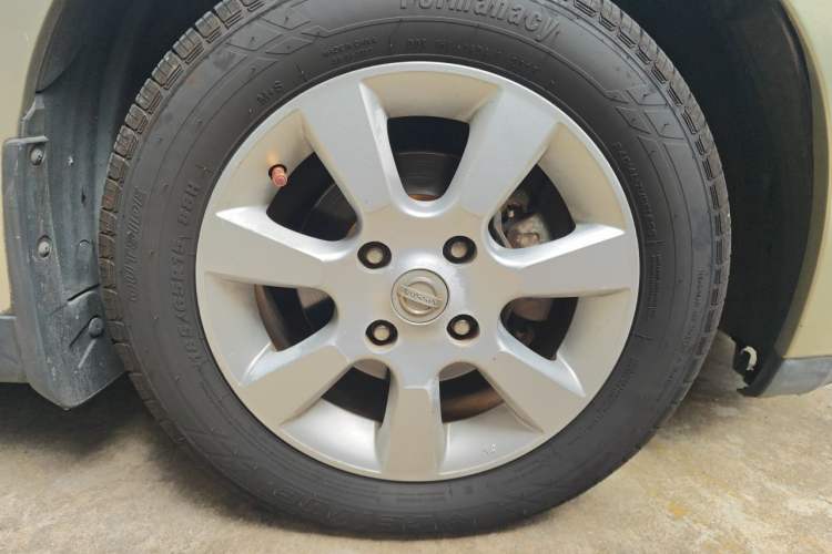 Used Nissan Tiida Sedan 2006 1.6 JC AT Right Front Wheel Hub