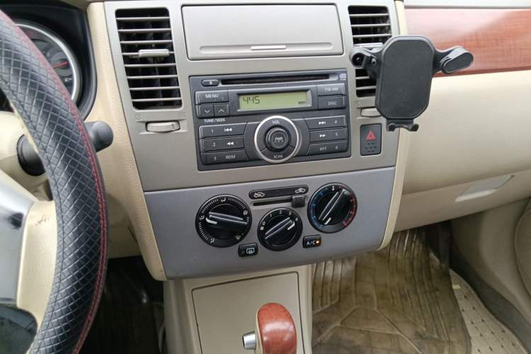 Used Nissan Tiida Sedan 2006 1.6JE AT Audio And AC Panel