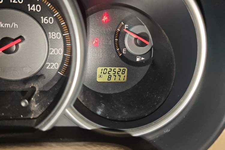 Used Nissan Tiida Sedan 2006 1.6JE MT Odometer Close Up