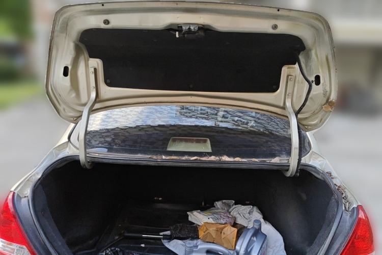 Used Nissan Tiida Sedan 2006 1.6JE AT Trunk