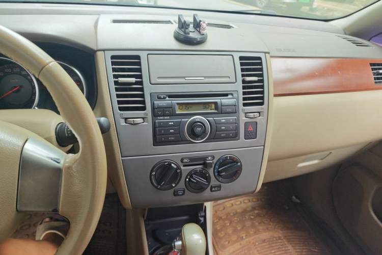 Used Nissan Tiida Sedan 2006 1.6JE AT Audio And AC Panel