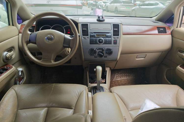 Used Nissan Tiida Sedan 2006 1.6JE AT Center Console