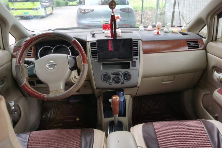Used Nissan Tiida Sedan 2006 1.6JE AT Center Console