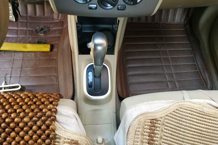 Used Nissan Tiida Sedan 2008 1.6L Automatic Fashion Edition Gear Lever
