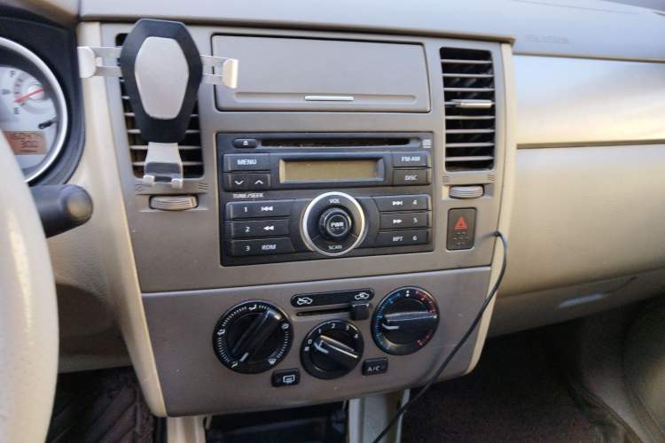 Used Nissan Tiida Sedan 2008 1.6L Automatic Fashion Edition Audio And AC Panel