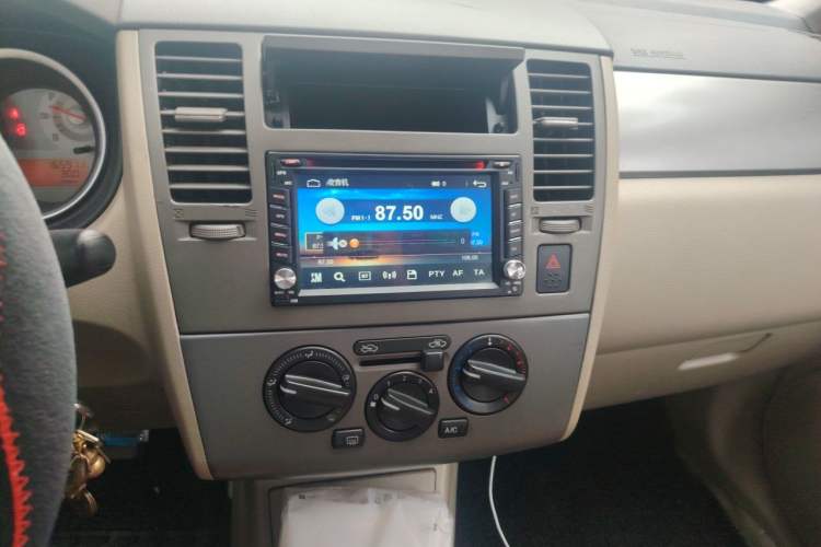 Used Nissan Tiida Sedan 2008 1.6L Manual Fashion Edition Audio And AC Panel