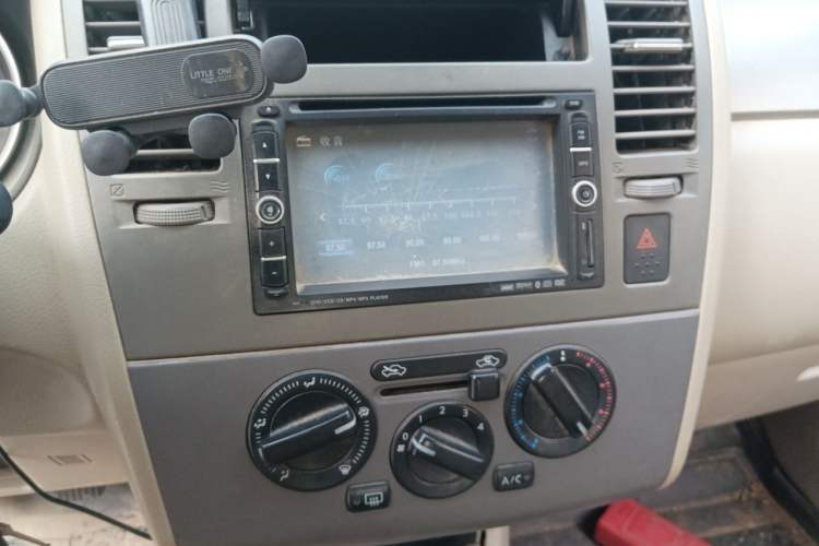 Used Nissan Tiida Sedan 2008 1.6L Manual Fashion Edition Audio And AC Panel