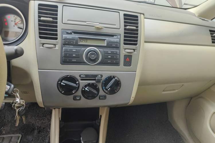 Used Nissan Tiida Sedan 2008 1.6L Manual Fashion Edition Audio And AC Panel
