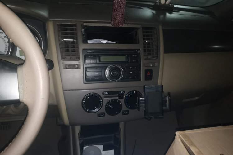 Used Nissan Tiida Sedan 2008 1.6L Manual Fashion Edition Audio And AC Panel