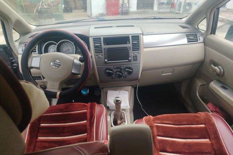 Used Nissan Tiida Sedan 2008 1.6L Manual Fashion Edition Center Console