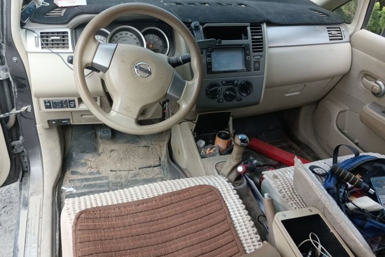 Used Nissan Tiida Sedan 2008 1.6L Manual Fashion Edition Center Console