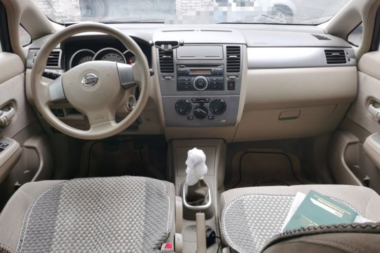 Used Nissan Tiida Sedan 2008 1.6L Manual Fashion Edition Center Console