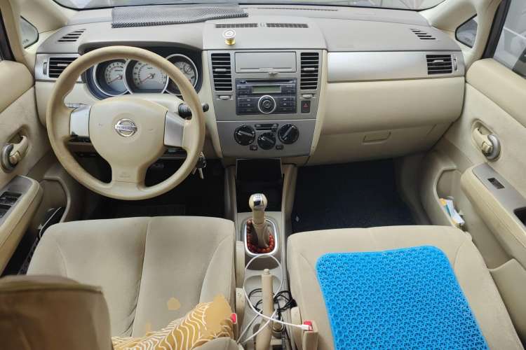 Used Nissan Tiida Sedan 2008 1.6L Manual Fashion Edition Center Console
