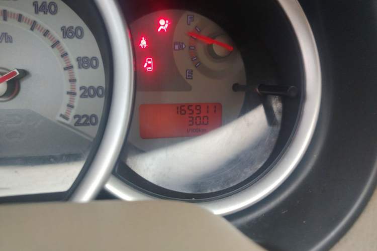 Used Nissan Tiida Sedan 2008 1.6L Manual Fashion Edition Odometer Close Up