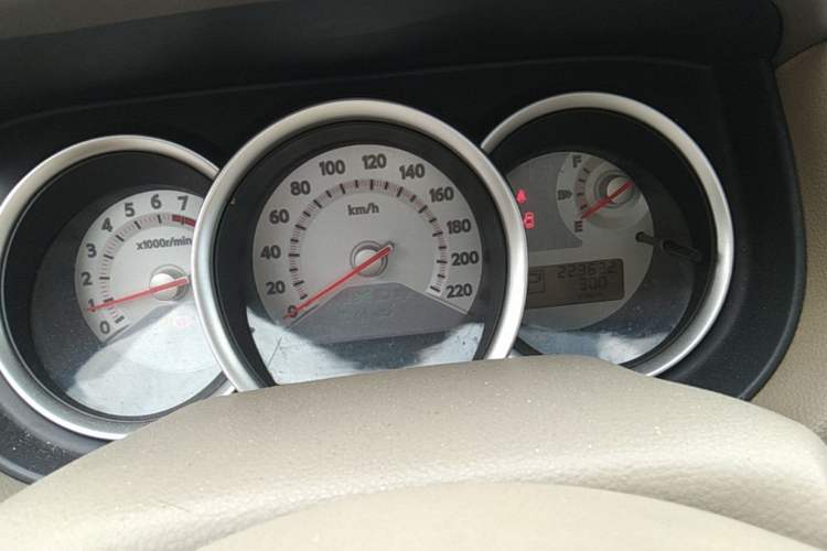 Used Nissan Tiida Sedan 2008 1.6L Automatic Smart Version Odometer Close Up