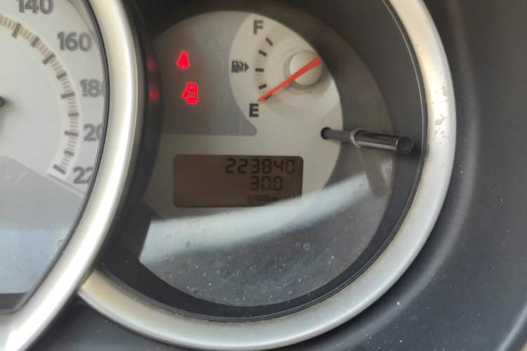 Used Nissan Tiida Sedan 2008 1.6L Manual Fashion Edition Odometer Close Up