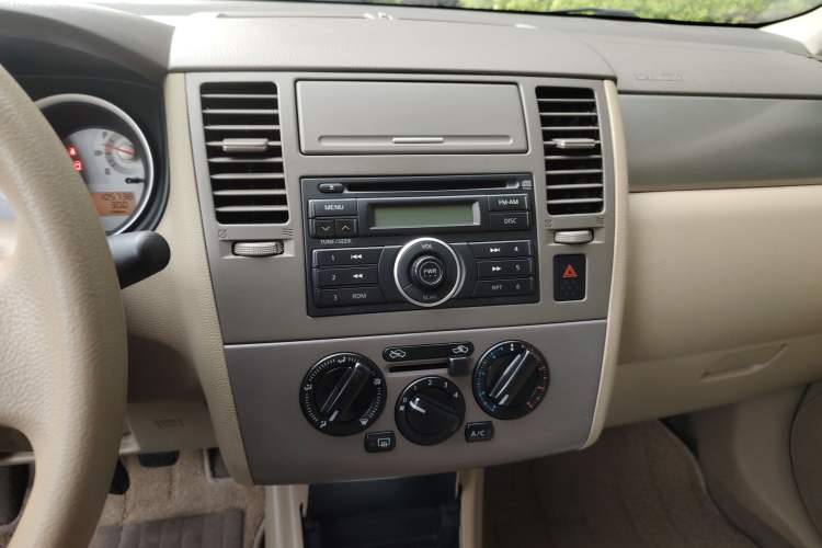 Used Nissan Tiida Sedan 2008 1.6L Manual Fashion Edition Audio And AC Panel