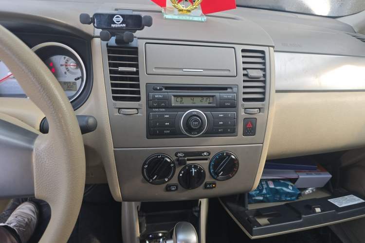 Used Nissan Tiida Sedan 2008 1.6L Automatic Fashion Edition Audio And AC Panel