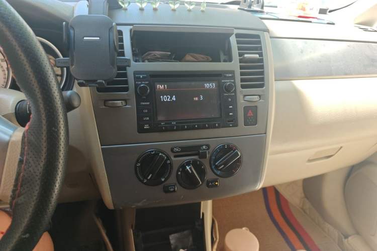 Used Nissan Tiida Sedan 2008 1.6L Manual Fashion Edition Audio And AC Panel