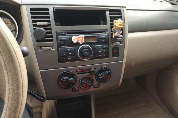 Used Nissan Tiida Sedan 2008 1.6L Manual Fashion Edition Audio And AC Panel