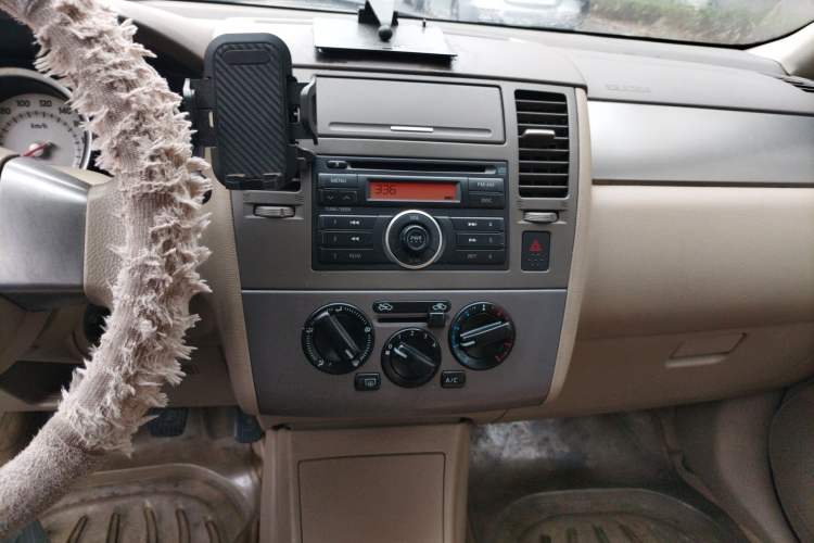 Used Nissan Tiida Sedan 2008 1.6L Manual Fashion Edition Audio And AC Panel
