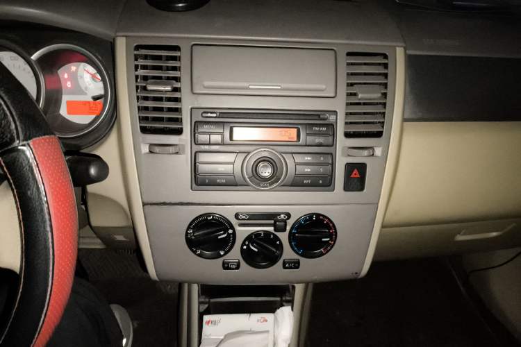 Used Nissan Tiida Sedan 2008 1.6L Manual Fashion Edition Audio And AC Panel