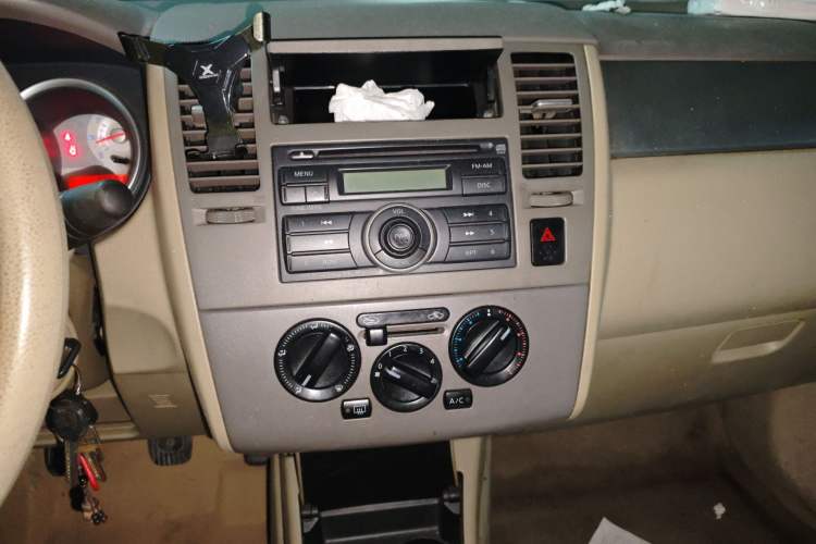 Used Nissan Tiida Sedan 2008 1.6L Manual Fashion Edition Audio And AC Panel