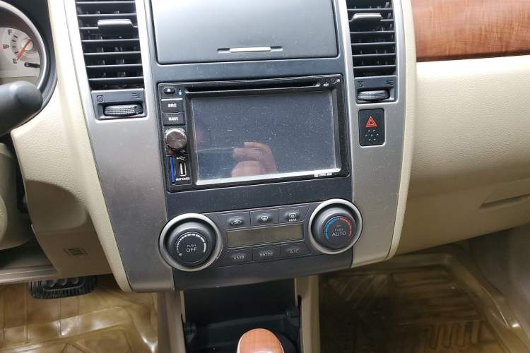 Used Nissan Tiida Sedan 2008 1.6L Automatic Smart Version Audio And AC Panel