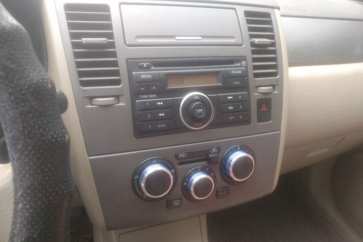 Used Nissan Tiida Sedan 2008 1.6L Automatic Fashion Edition Audio And AC Panel