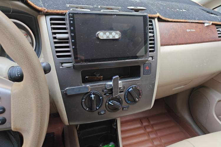 Used Nissan Tiida Sedan 2008 1.6L Manual Fashion Edition Audio And AC Panel