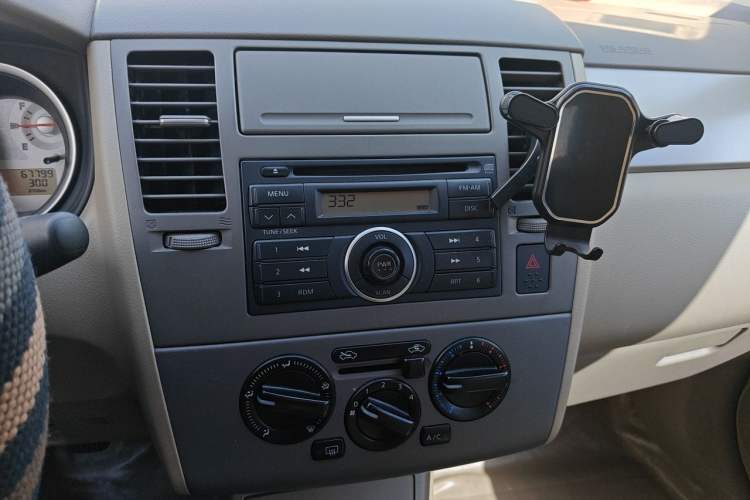 Used Nissan Tiida Sedan 2008 1.6L Manual Fashion Edition Audio And AC Panel