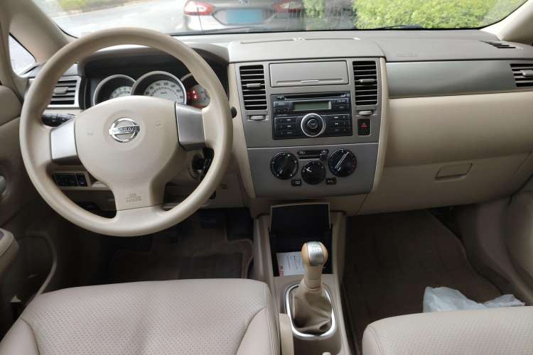 Used Nissan Tiida Sedan 2008 1.6L Manual Fashion Edition Center Console