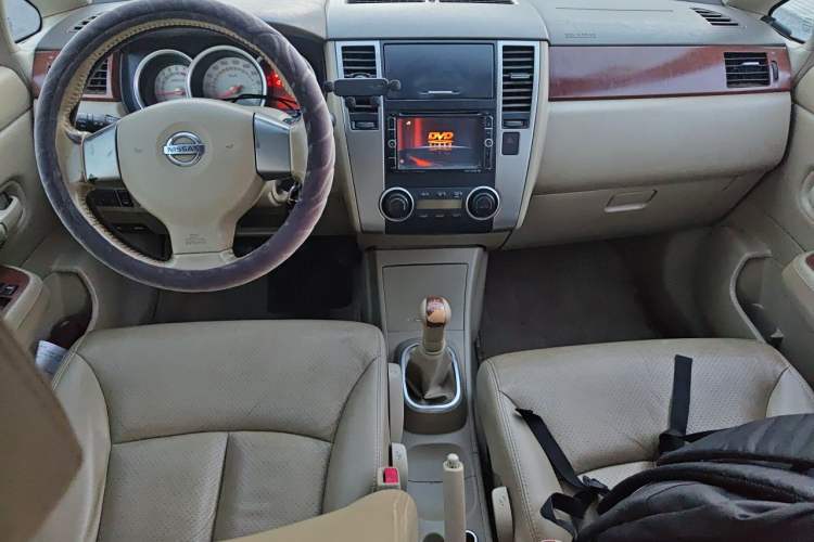 Used Nissan Tiida Sedan 2008 1.6L Manual Smart Version Center Console