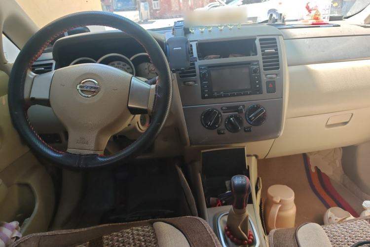 Used Nissan Tiida Sedan 2008 1.6L Manual Fashion Edition Center Console