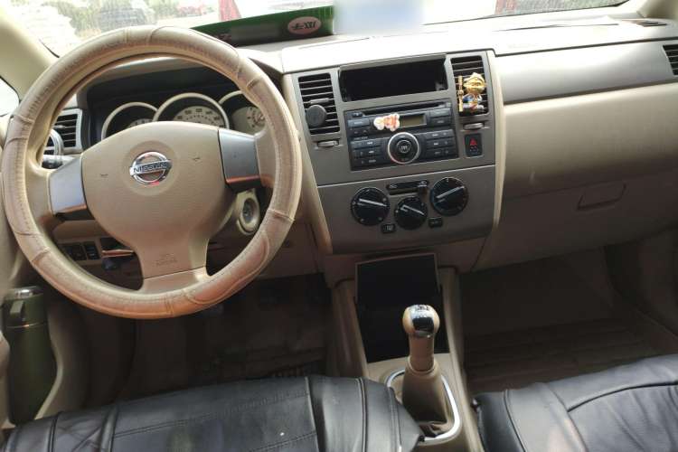 Used Nissan Tiida Sedan 2008 1.6L Manual Fashion Edition Center Console