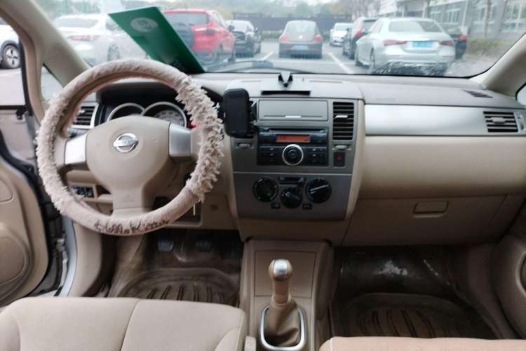 Used Nissan Tiida Sedan 2008 1.6L Manual Fashion Edition Center Console