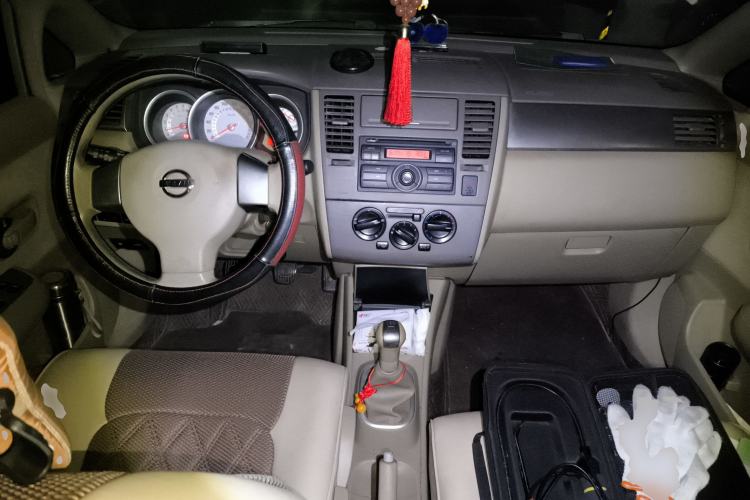 Used Nissan Tiida Sedan 2008 1.6L Manual Fashion Edition Center Console