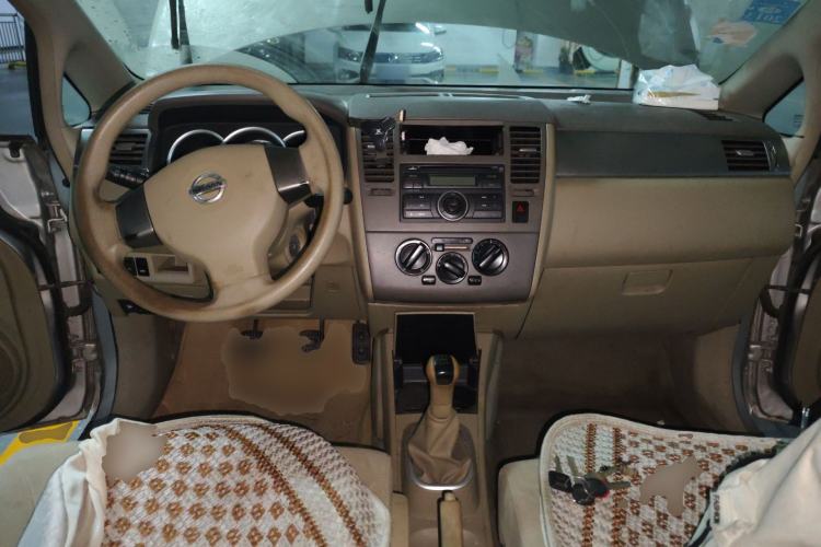Used Nissan Tiida Sedan 2008 1.6L Manual Fashion Edition Center Console