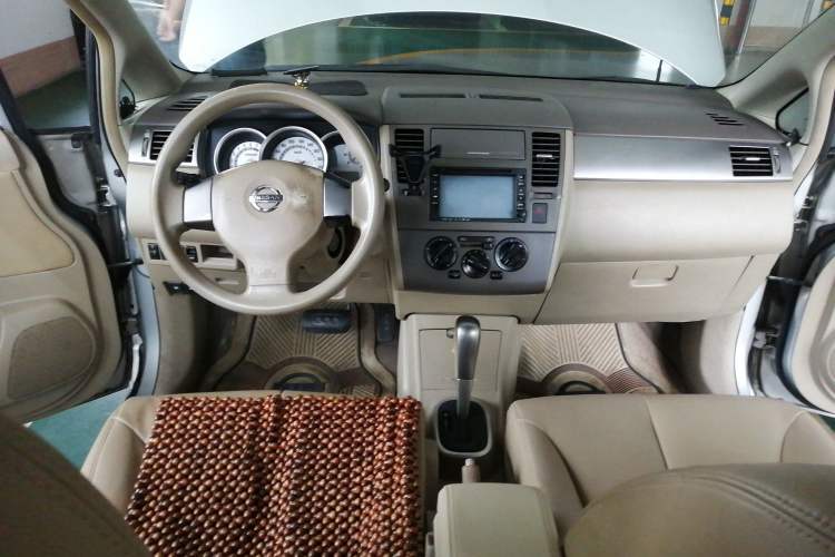 Used Nissan Tiida Sedan 2008 1.6L Automatic Fashion Edition Center Console