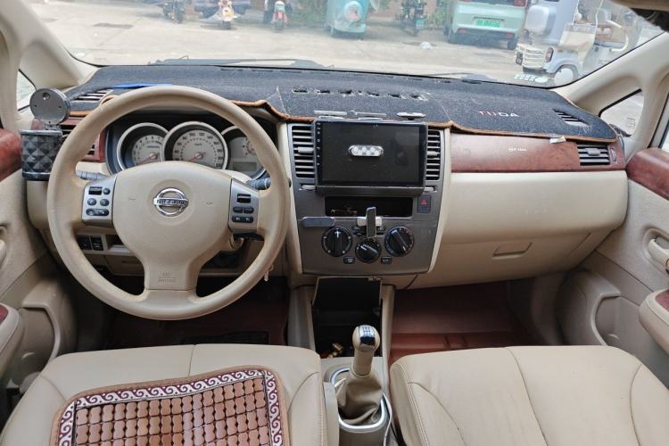 Used Nissan Tiida Sedan 2008 1.6L Manual Fashion Edition Center Console