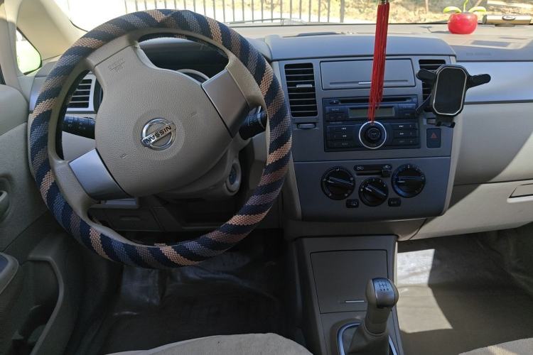 Used Nissan Tiida Sedan 2008 1.6L Manual Fashion Edition Center Console