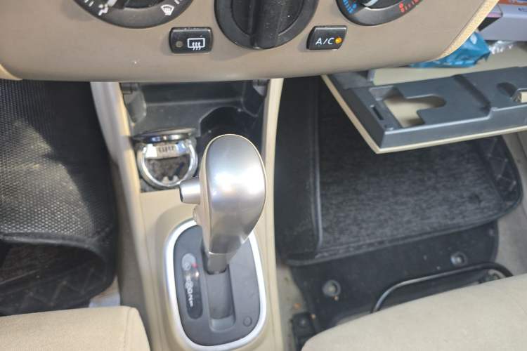 Used Nissan Tiida Sedan 2008 1.6L Automatic Fashion Edition Gear Lever