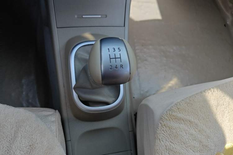 Used Nissan Tiida Sedan 2008 1.6L Manual Fashion Edition Gear Lever