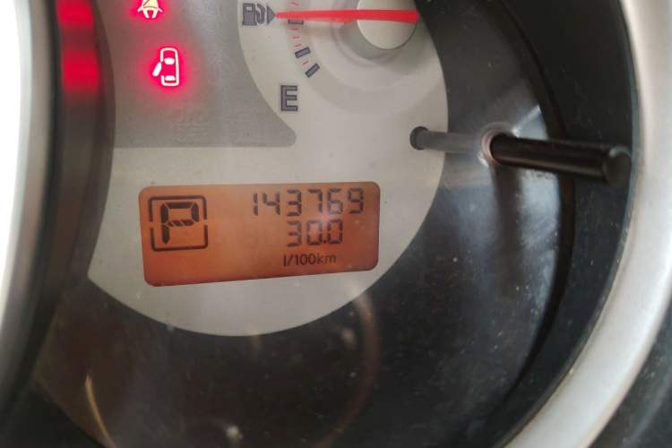 Used Nissan Tiida Sedan 2008 1.6L Automatic Smart Version Odometer Close Up